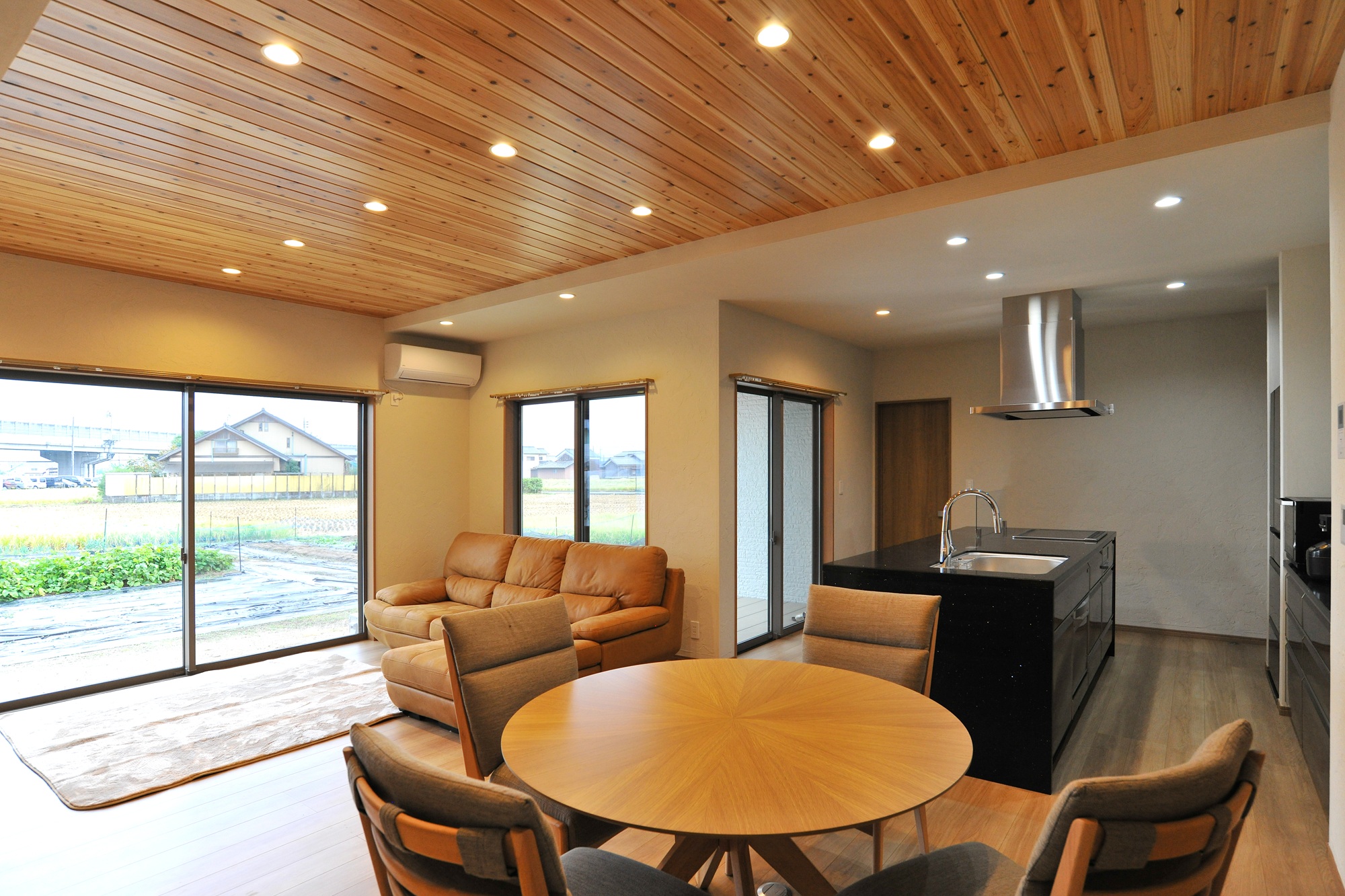 天然木のぬくもりに包まれて、仲良し家族が集う家